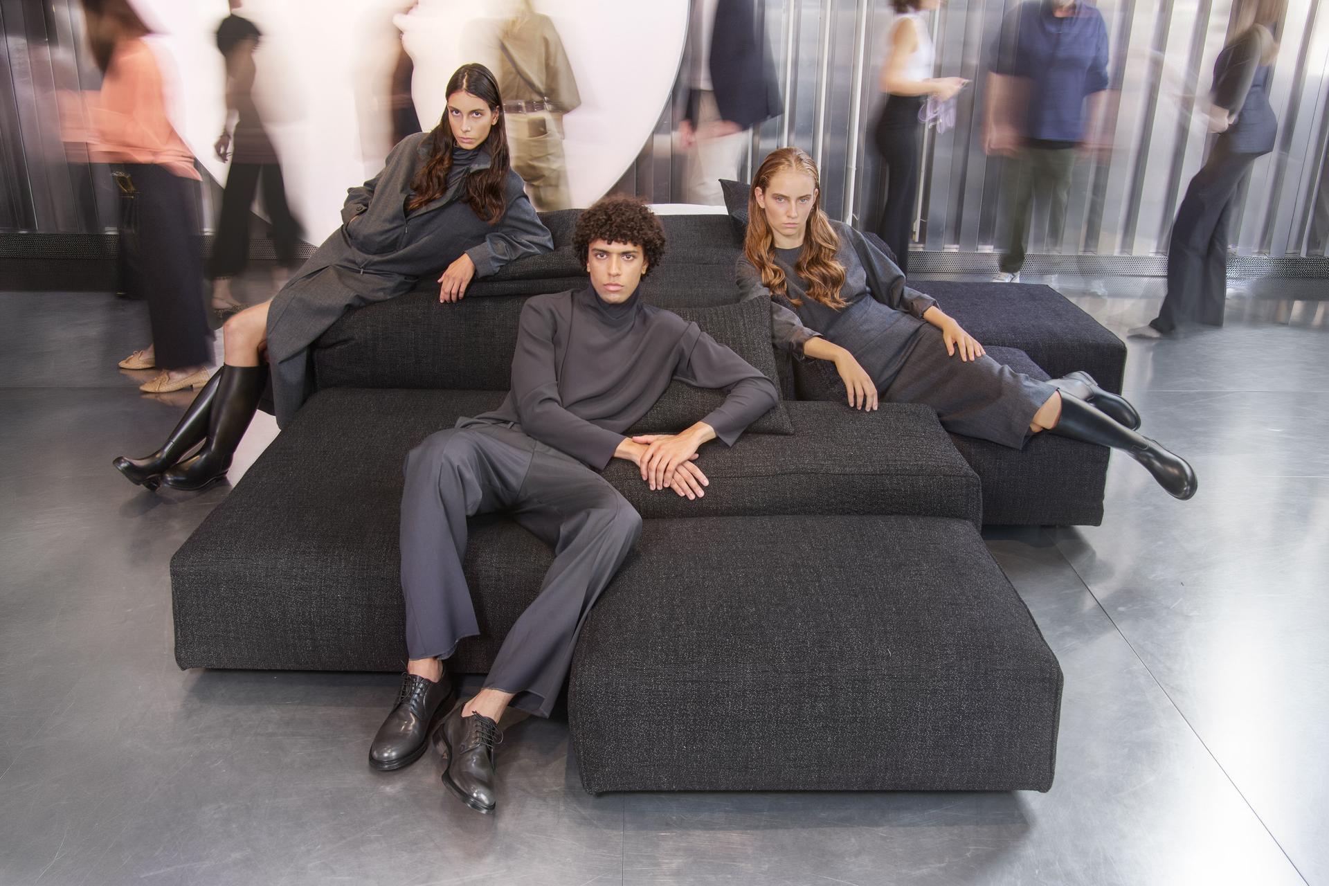 Living Divani e Massimo Monteforte: una collaborazione sartoriale per il divano Extrasoft