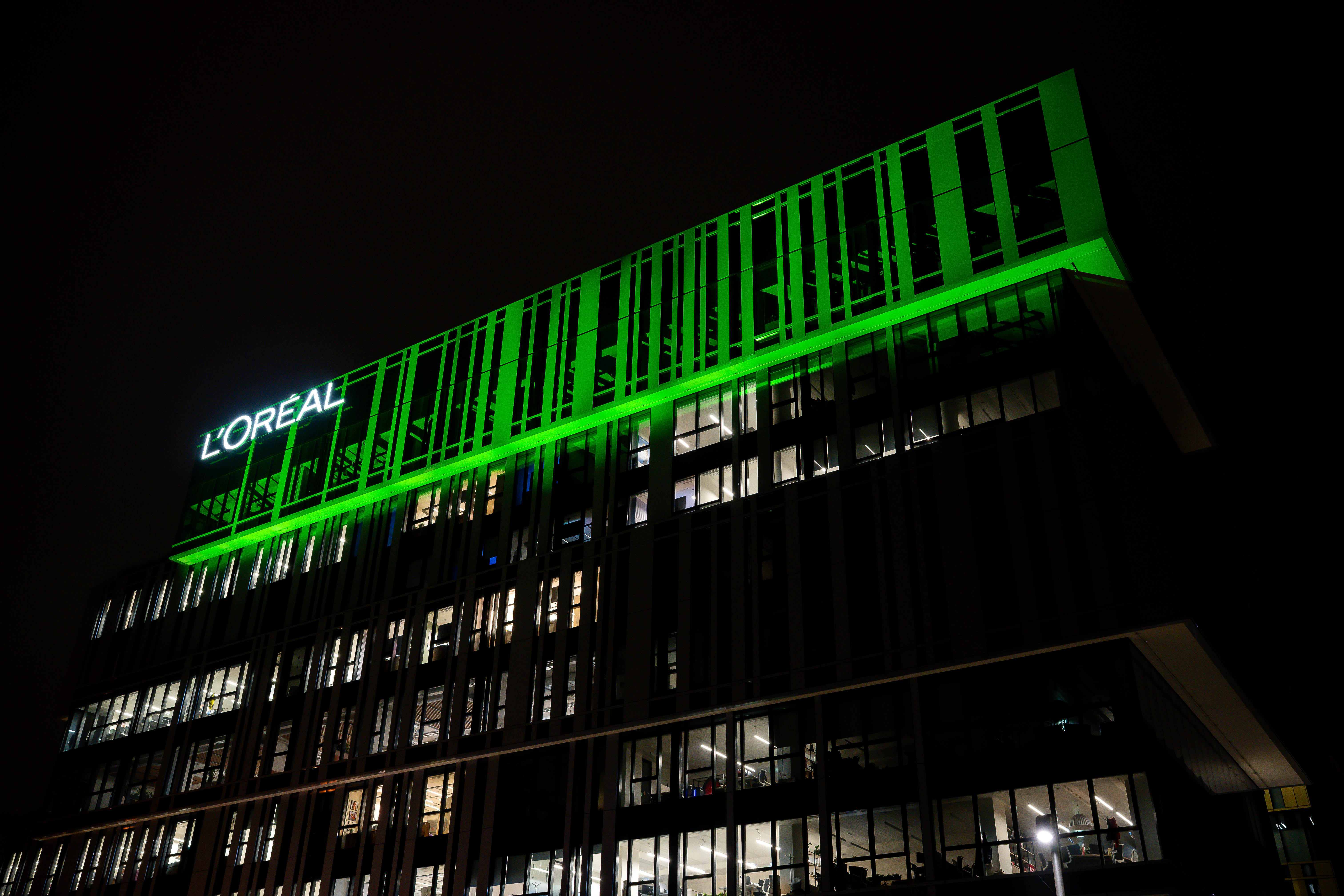 Il Beauty Hub di L’Oréal Italia si illumina di verde per la Giornata mondiale della salute mentale