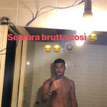 Lorenzo Riccardi beccato mentre fa pipì per strada e la foto compromettente