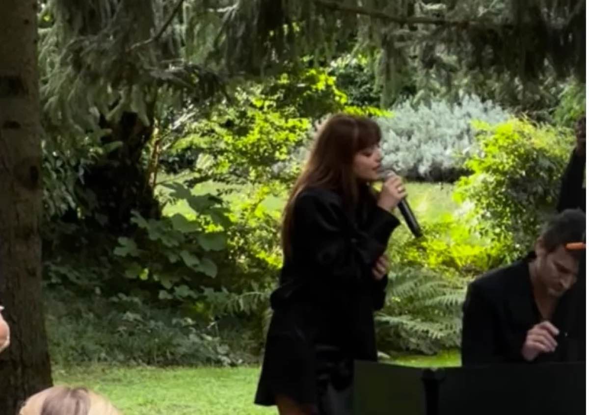 La dolce voce di Annalisa che canta al matrimonio di Veronica Ferraro, sorpresa al pianoforte